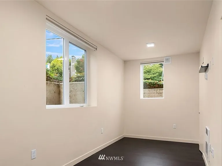 672 W Emerson St — Photo 8