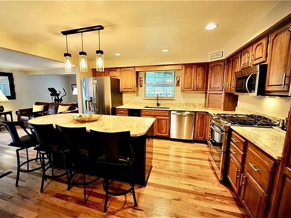 4th image of 301 Glenwood Dr