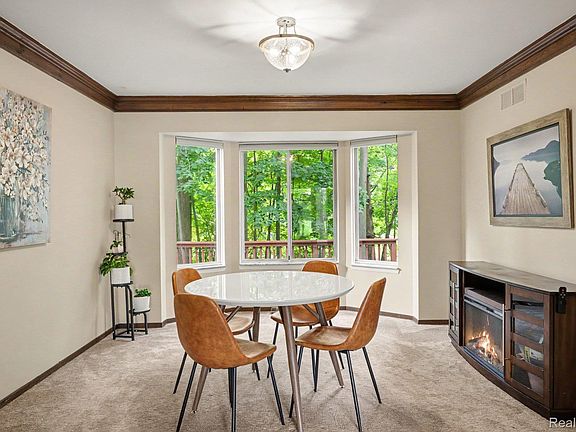5th image of 441 Pinehurst Dr