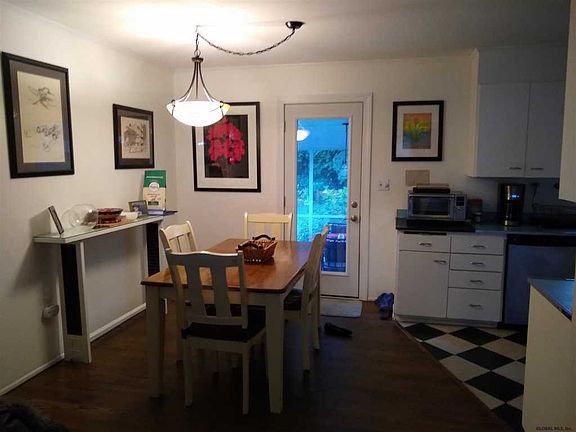 3rd image of 22 Elizabeth Ln