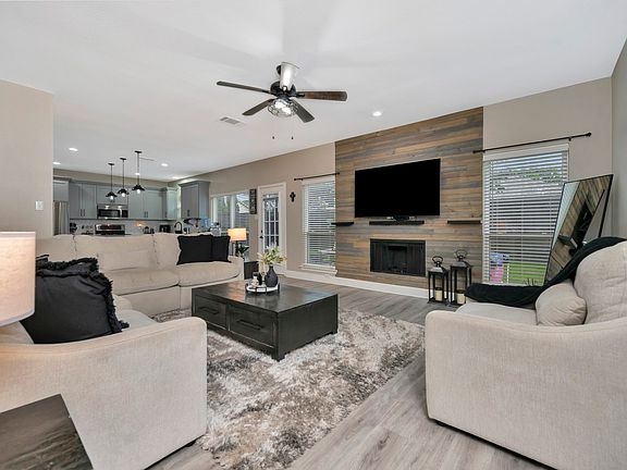 4th image of 102 Lakeway Ln