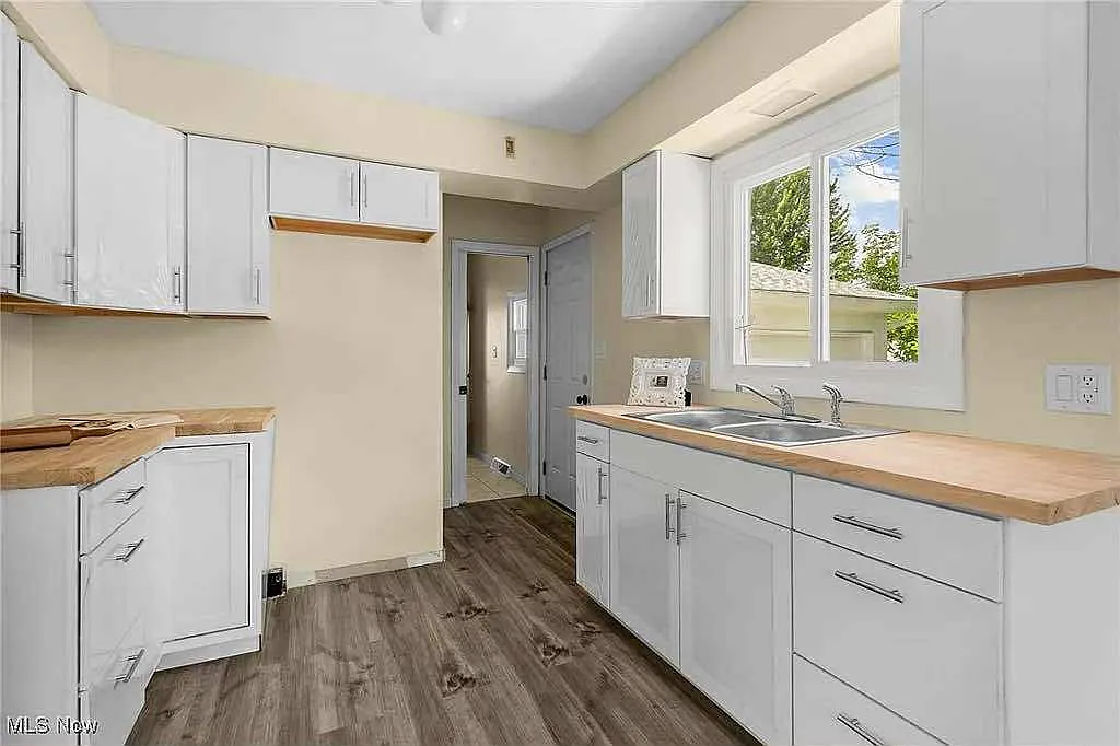 3 bed, 2210 sqft, $2,275 — Photo 2