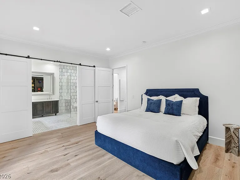 304 N Royal Ascot Dr — Photo 47