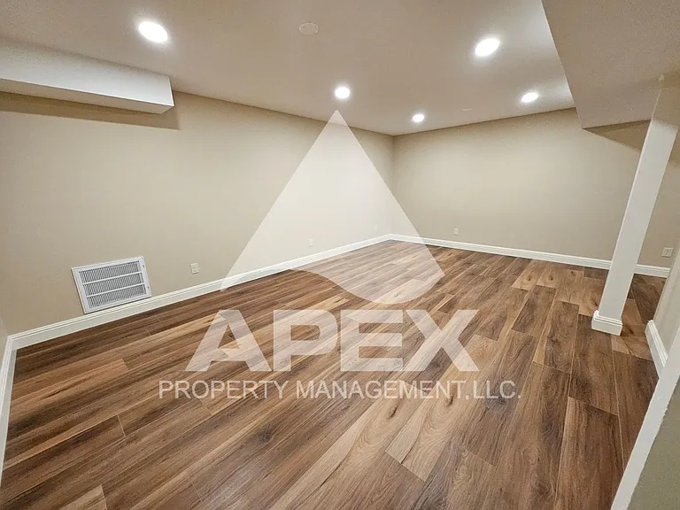 7306 Deane Hill Dr — Photo 25