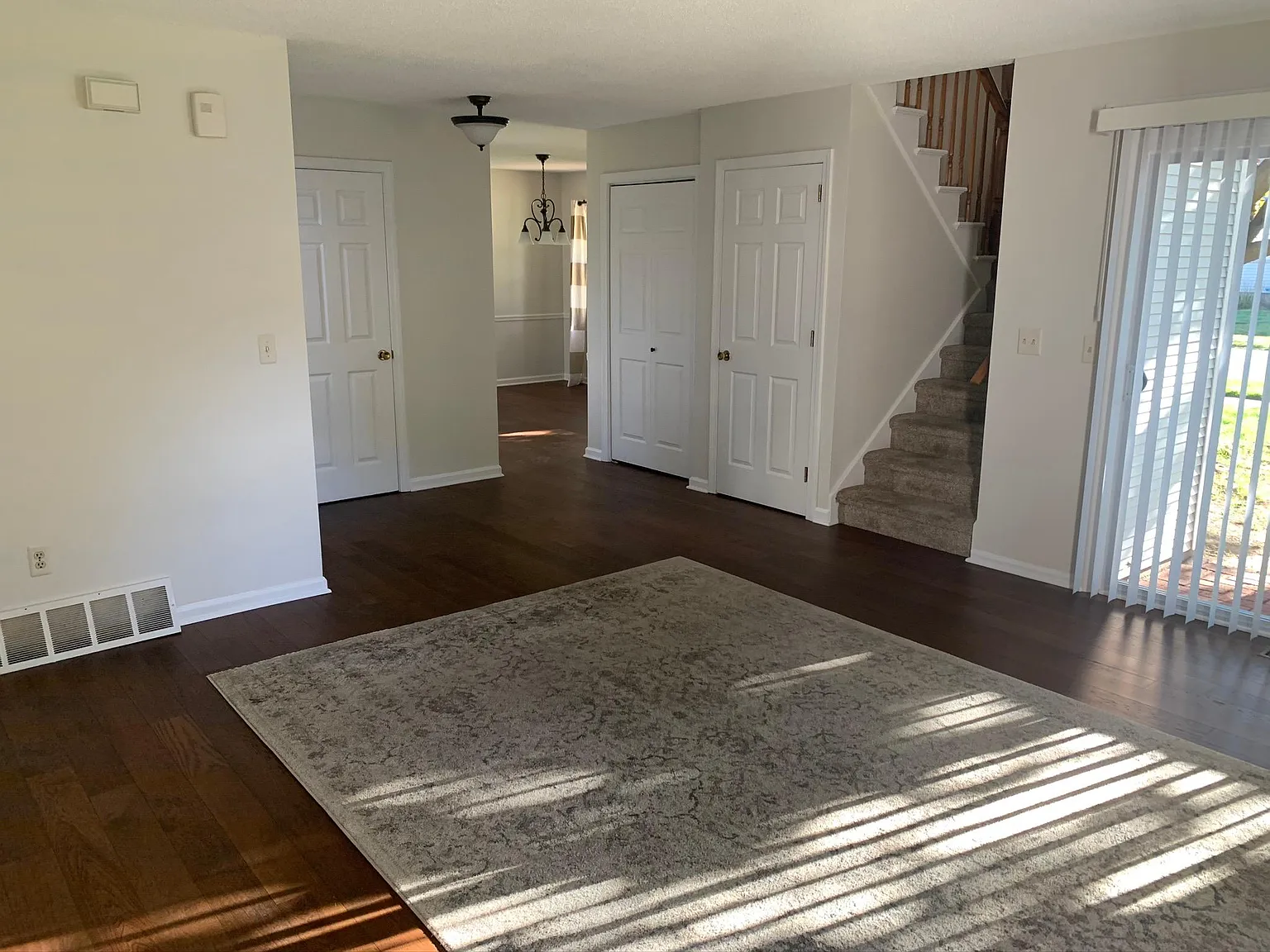 8 Colonial St — Photo 2