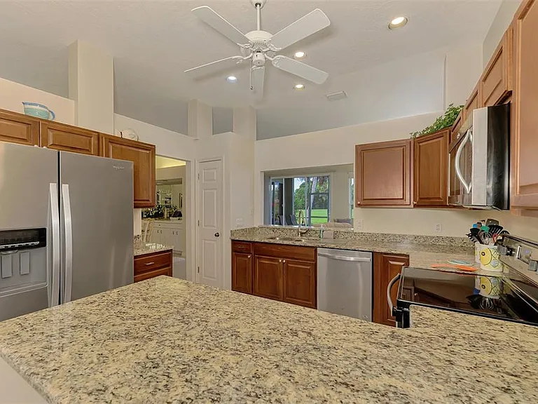 549 Fallbrook Dr — Photo 13