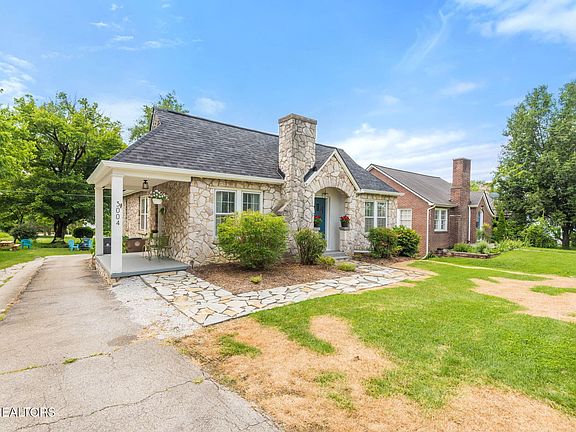2nd image of 3004 Sanders Dr