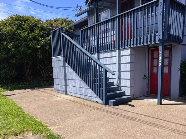 339 SW Ebb Ave #B, Lincoln City, OR 97367