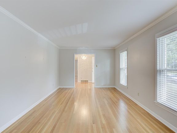 3rd image of 1073 Estate Dr