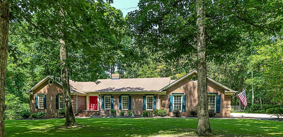 1st image of 521 Parkwood Ln