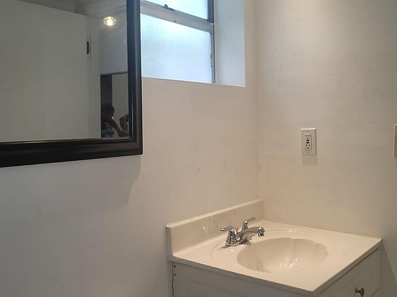 4th image of 975 NE 128th St