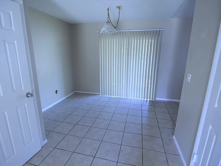 423 Longwood Cir — Photo 4