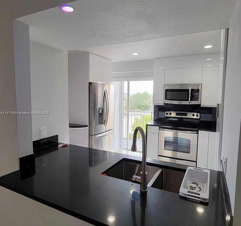 Bright Kitchen with all New Appliances!