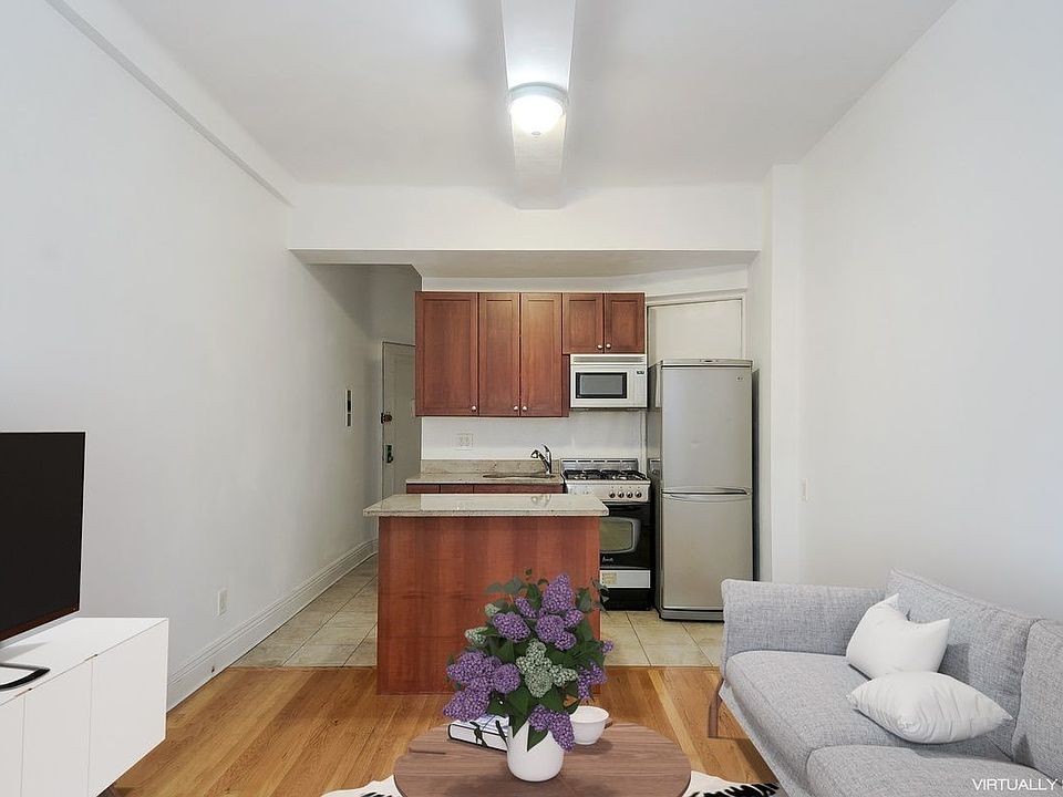2nd image of 118 W 72nd St APT 202