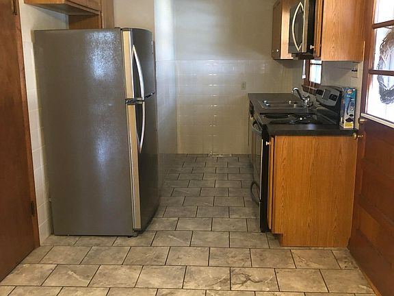 Kitchen. Comes with dishwasher and fridge.