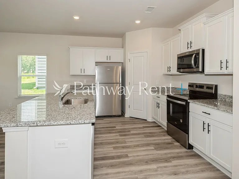 612 Mackenzie Cv — Photo 4