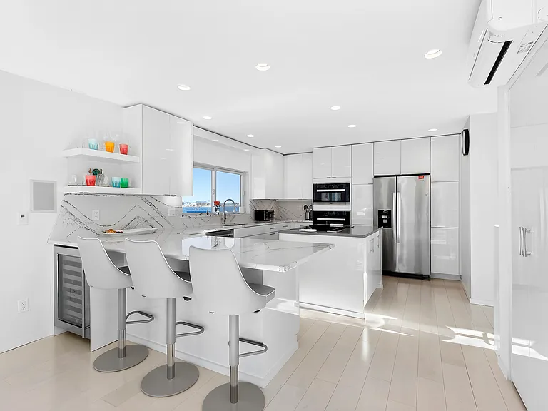 32 Dune Rd — Photo 3