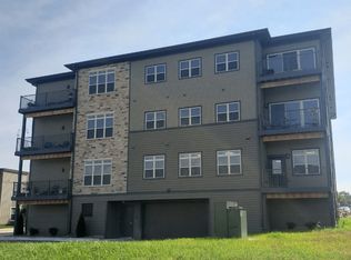 Urban Vantage, Hartford, WI 53027