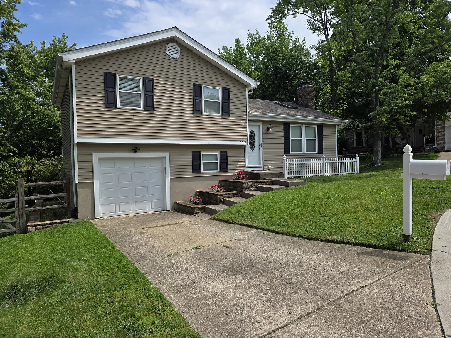 3 bed, 1.5 bath, 1008 sqft, $2,400 — Photo 2