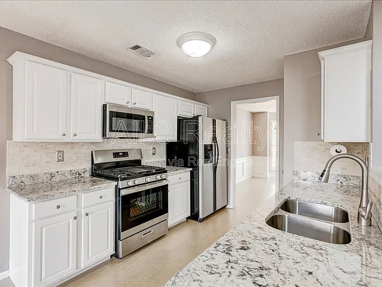 2540 Alvecot Cir — Photo 40