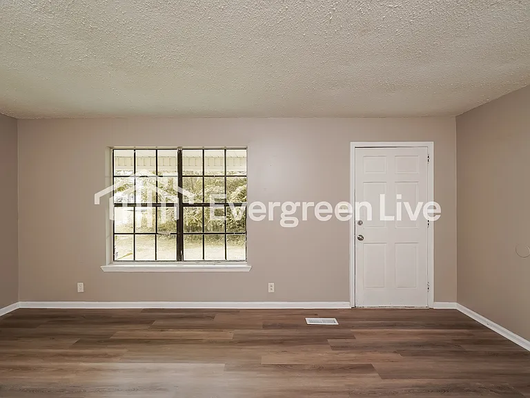 104 Hatch Dr — Photo 3