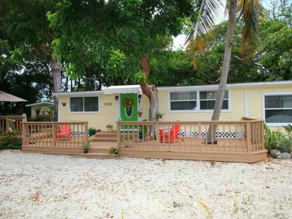 Front of house w lg porch