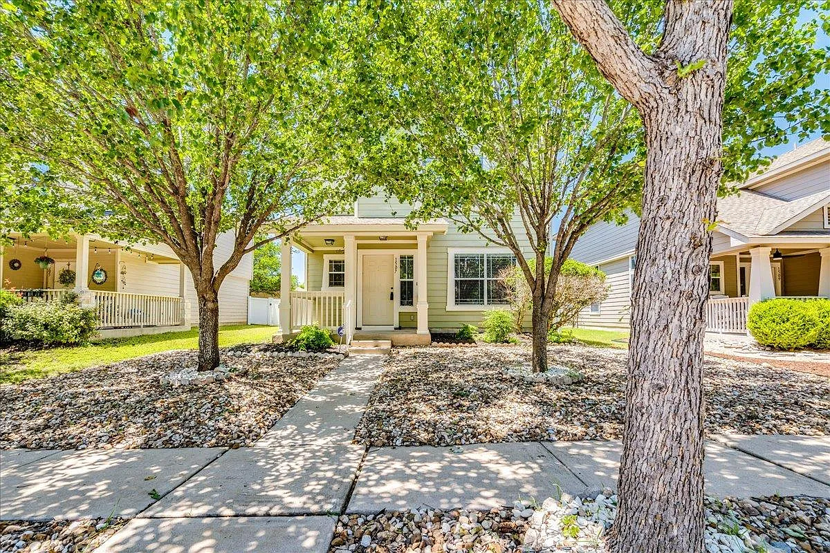 3 bed, 2.5 bath, 1880 sqft, $1,990 — Photo 2