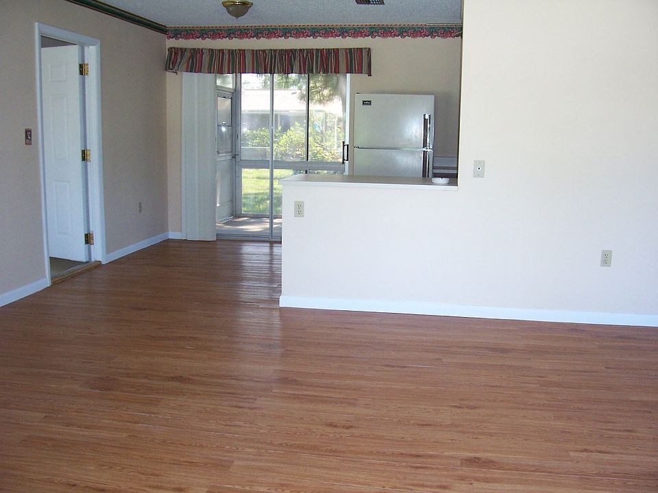 LIV/LOOKING INTO DINING