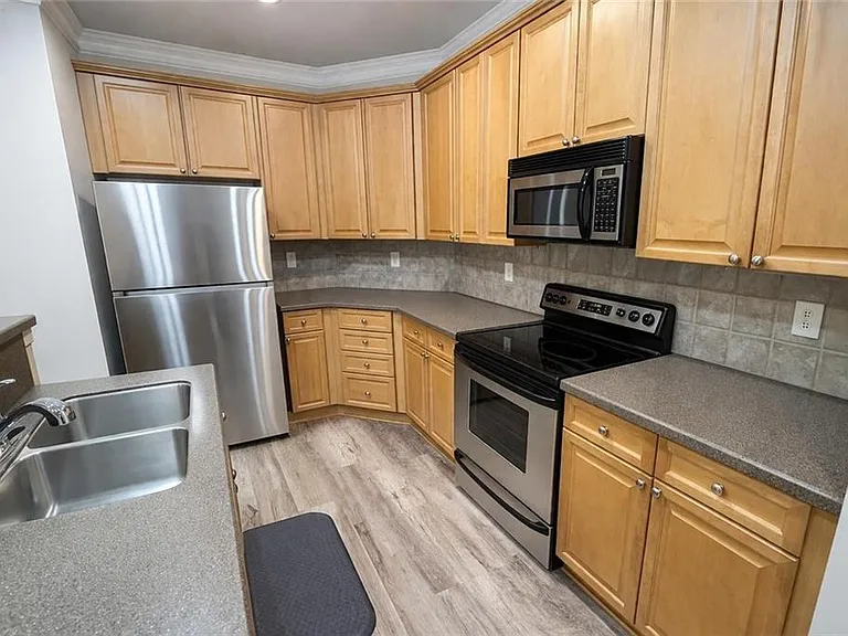 4107 Stratford Cmns — Photo 9