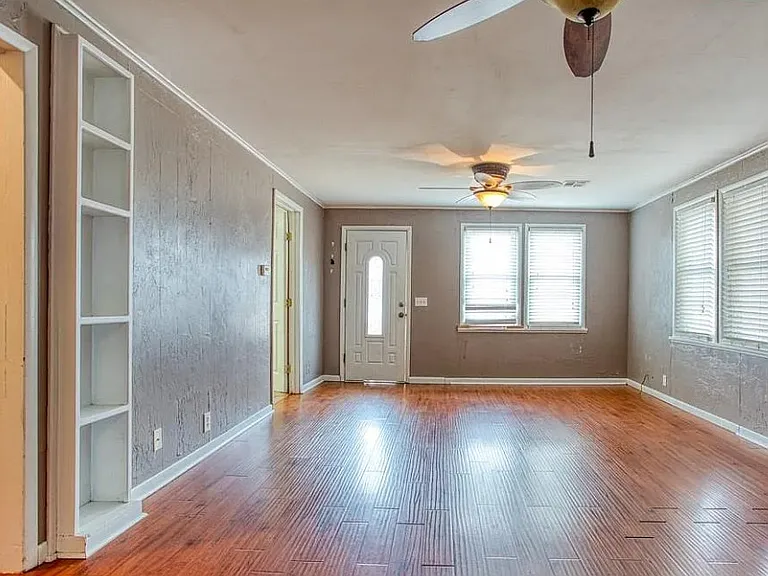 813 N Burford Ave — Photo 2