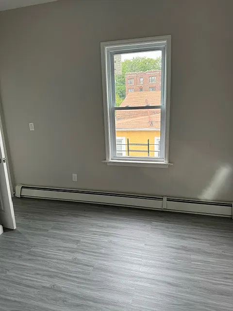 3 bed, 1000 sqft, $2,600 — Photo 3