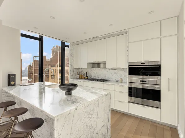 430 East 58th Street 18A image 3 of 23