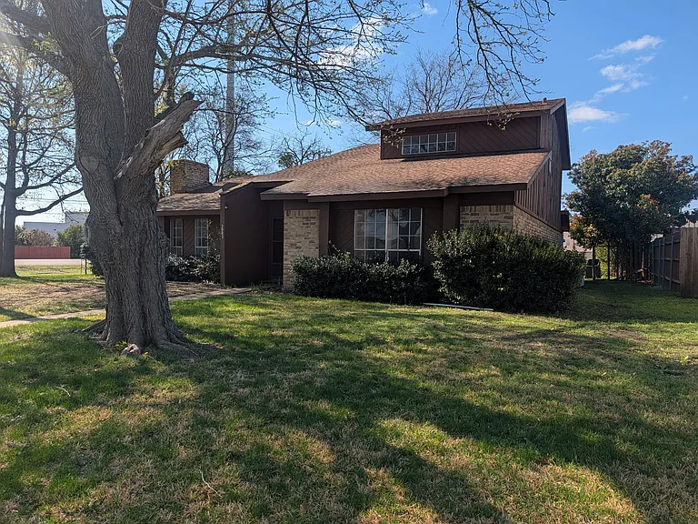 2902 Meadow Park Dr — Photo 3