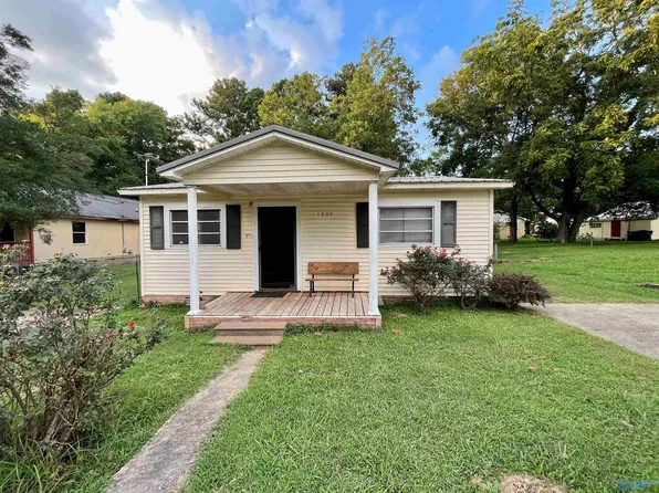 1200 Widow Dr, Athens, AL 35611