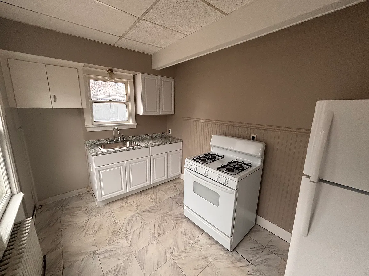 Building Photo - 1558 Elmwood Ave #4