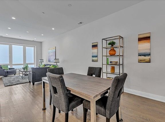 5th image of 2217 W Madison St #208