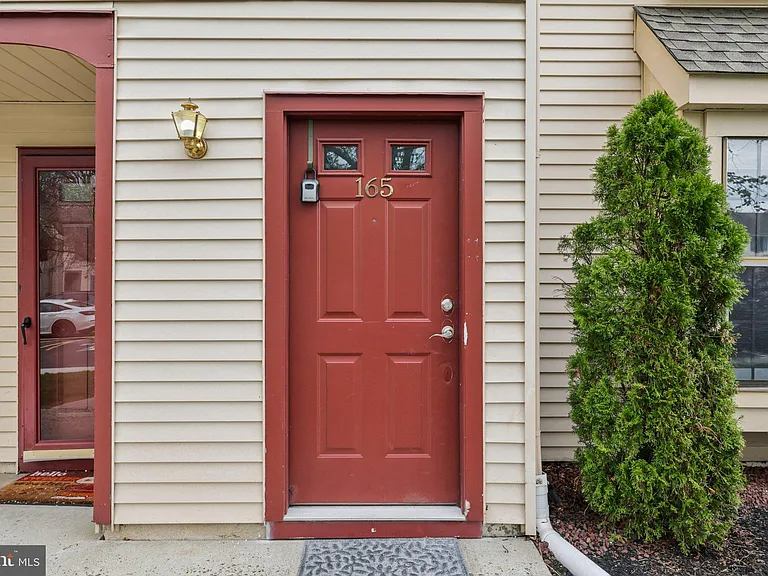 165 Wyndham Pl — Photo 3