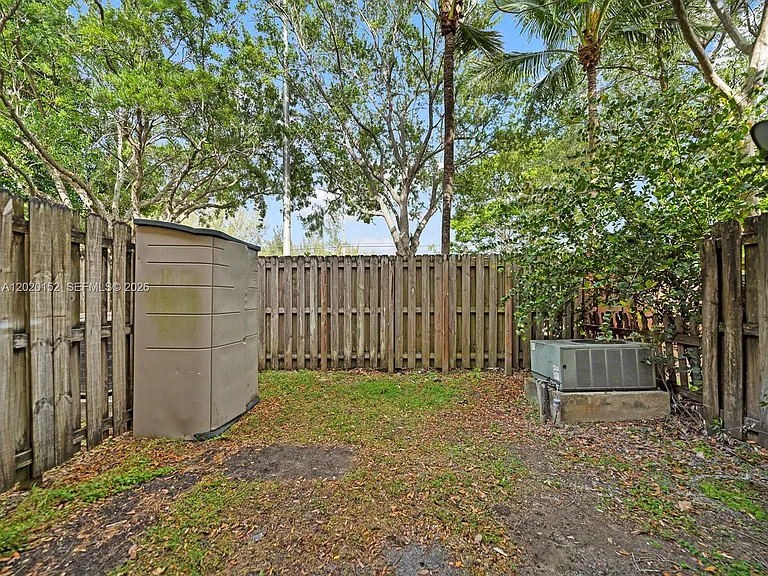 1049 NE 42nd Pl — Photo 13