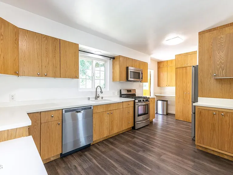 1290 Club House Dr — Photo 13
