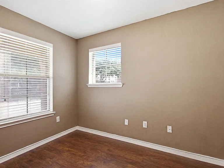 2113 Grove Park Ln — Photo 4