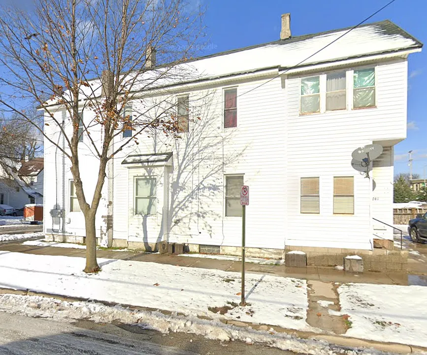 741 3rd St NW #1