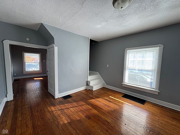 3rd image of 1546 S Alabama St