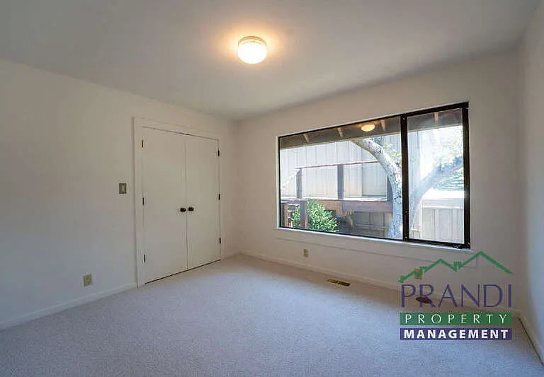 377 Summit Ave — Photo 19