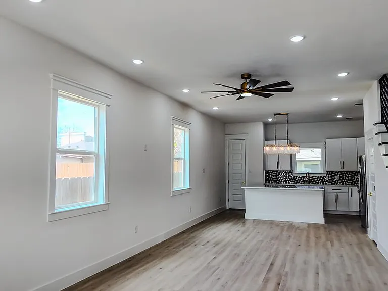 823 N Loop #A — Photo 30