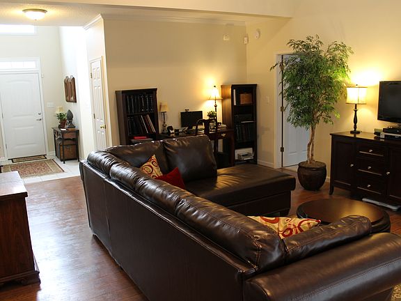 3rd image of 114 Bradford Crossing Dr