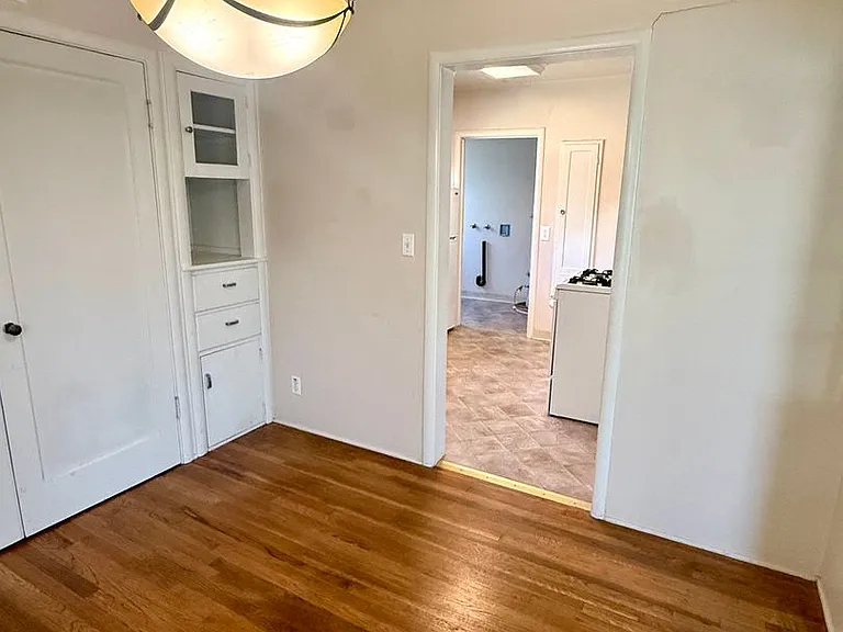935 W Oak St — Photo 6