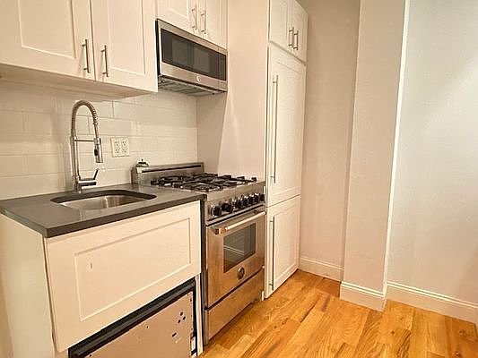 1st image of 440 W 47th St APT 1D