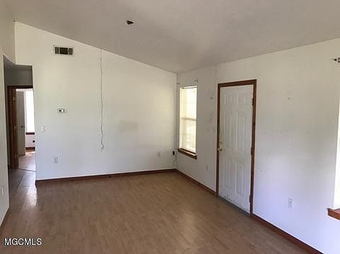 3rd image of 32260 Dogwood Ln