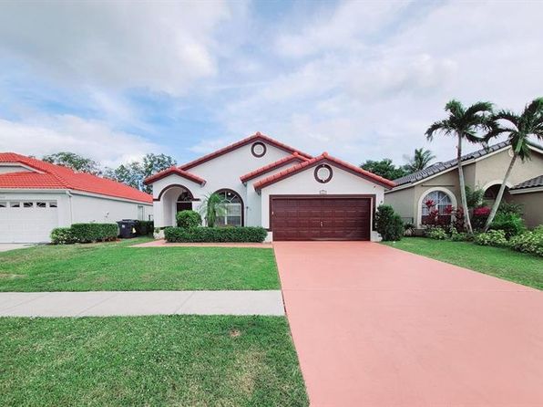 668 Lake Wellington Dr