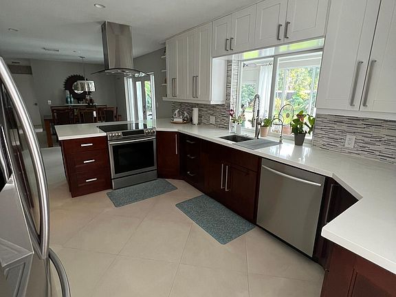 5th image of 220 SE 12th St